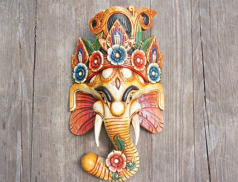 GANESHA dřevěná maska, bílá, symbol požehnání, stability a duchovního vedení, podporuje začátky, přináší do prostoru klid a harmonii 