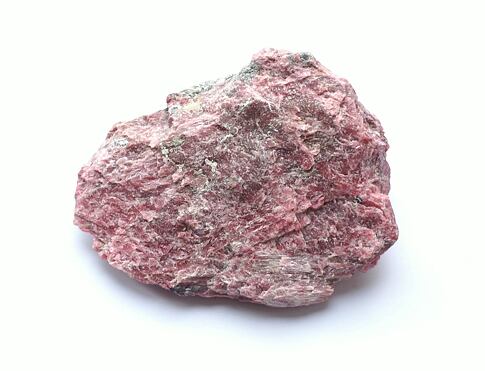 RODONIT surový, minerál, který vnáší do života klid a citovou rovnováhu, posiluje schopnost milovat i odpouštět a pomáhá hojit stará citová zranění.