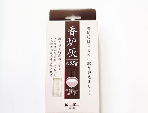 Japonský rýžový popel do kadidelnice, slouží jako izolační vrstva při pálení vonných tyčinek, spirálek a prášků.