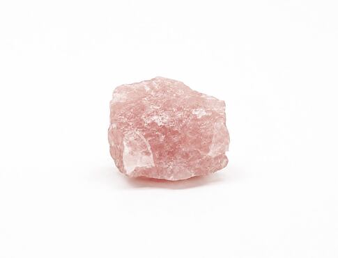 Surový růženín přírodní minerál