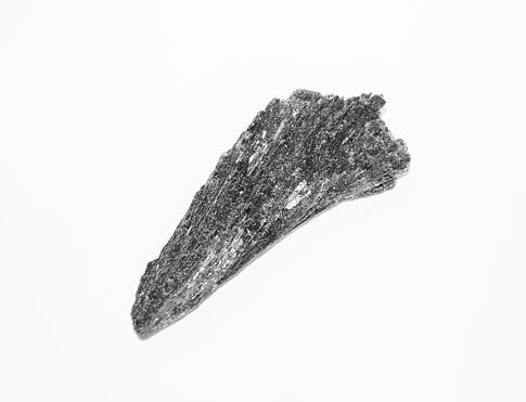 Černý kyanit vějířovitý minerál