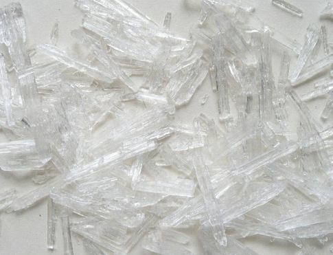 MENTOL - krystaly, označované i jako eukalyptové krystaly,  vykuřovadlo pocházející z máty  má očistné účinky, posiluje a podporuje odhodlání, koncentraci a paměť, pomáhá nalézt sebedůvěru a naději