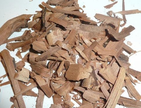 SANTÁLOVÉ DŘEVO - jádrové  drcené  jako vykuřovadlo je sandalwood  považováno za  symbol životní síly, věří se, že jeho vůně zahání zlé duchy, dokáže očistit člověka od všech hříchů.