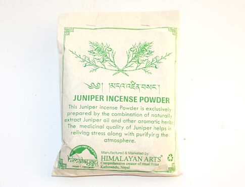 Vykuřovací prášek - JUNIPER, připravován z čistých přírodních složek získaných z různých částí rostlin, jako jsou větvičky, jehličí a pryskyřice.