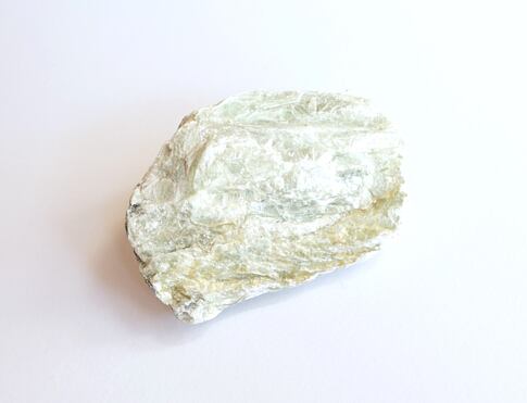 MASTEK surový, svým působením nás celkově harmonizuje, působí zejména na srdeční čakru, pomáhá uvolňovat hluboko uložené křivdy jak z minulých životů, tak i z dětství. Jeho jemné vibrace nás vedou očistnou cestou posilující celý čakrový systém