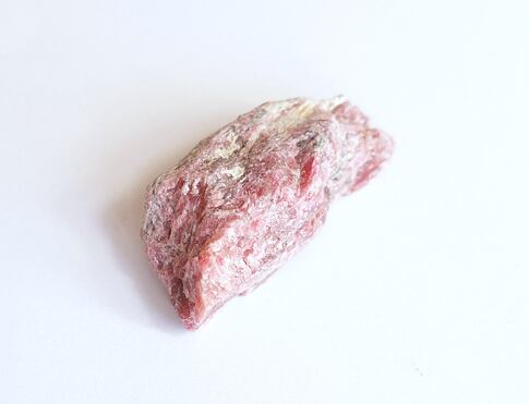 RODONIT surový, minerál, který vnáší do života klid a citovou rovnováhu, posiluje schopnost milovat i odpouštět a pomáhá hojit stará citová zranění.