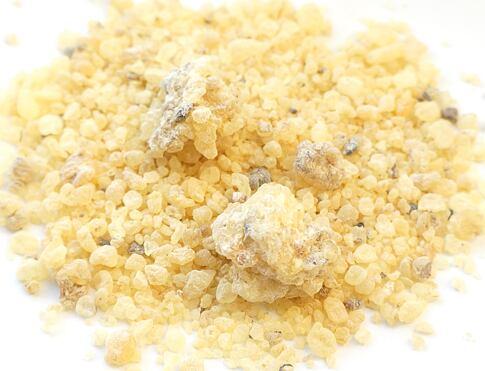 MASTIX, perský – pryskyřice s terpentýnově-balzamickou vůní. Vhodná k očistě a ochraně prostoru, její kouř přirozeně odpuzuje hmyz