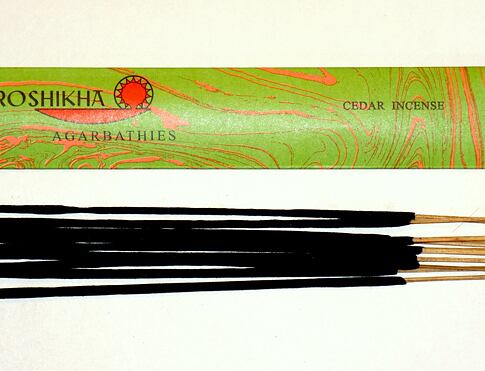 AUROSHIKHA Cedar  přírodní vonné tyčinky, agarbathi vhodné k provonění prostoru s ušlechtilou vůní