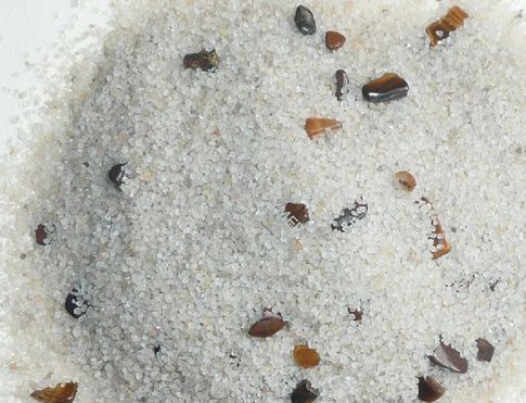 PÍSEK DO KADIDELNIC s tygřím okem slouží jako izolační vrstva do kadidelnice pro pálení vykuřovadel a vykuřovacích směsí