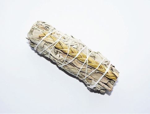 BÍLÁ ŠALVĚJ a sweetgrass - svazek vykuřovadlo white sage, kalifornská nebo také indiánská šalvěj, šamanský svazek kombinovaný se zblochanem, tomkovicí nebo také sladkou trávou má silné očistné a ochranné účinky