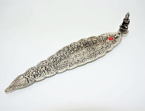 Stojánek buddha kov, stříbrná patina, list na pálení vonných tyčinek, bezpečný a stabilní držák na tyčinky