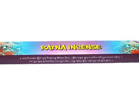 Vonné tyčinky RATNA INCENSE slovo "Ratna" pochází ze sanskrtu (रत्न) a znamená drahokam, klenot nebo vzácný kámen . V hinduismu a buddhismu má hluboký symbolický význam a často se používá ve spojení s duchovními a posvátnými předměty. vhodné k meditaci, relaxaci a duševní praxi