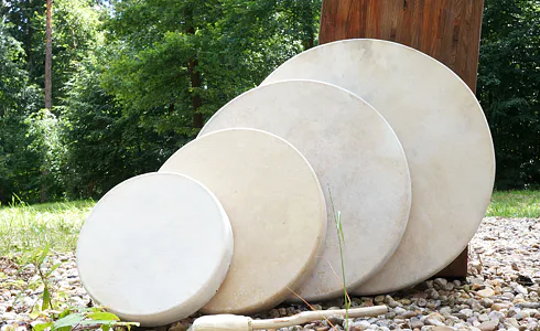 Šamanské bubny z pravé jelenice, s jedinečnými vibracemi. ( průměr 30, 40, 50, 60 cm)