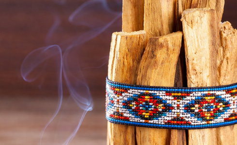Jak vykuřovat vonné dřevo Palo Santo