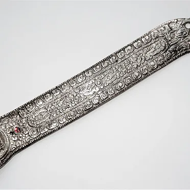 Stojánek kov, lyže, stříbrná patina, drak a Buddha