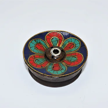 Stojánek Nepál/dřevo/ kámen - květ vykládaný, cca. 5.5 cm