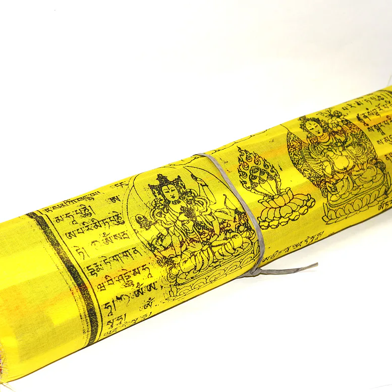 TIBETSKÉ MODLITEBNÍ PRAPORKY sada, mají hluboký duchovní a tradiční význam, který hraje důležitou roli v buddhistické praxi, jsou potištěny posvátnými mantrami, modlitbami a symboly, které mají přinést štěstí, zdraví a ochranu.