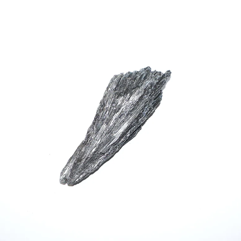Černý kyanit vějířovitý minerál