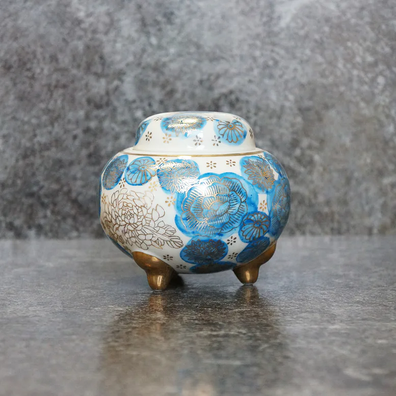 KADIDELNICE keramika. Luxusní porcelánová kadidelnice Kutani ‘Imperial Chrysanthemum’ přímo z Kagy, Japonsko. Precizní a tradiční zpracování porcelánu.