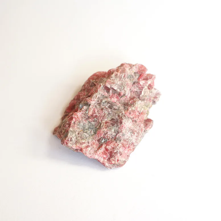 RODONIT surový, minerál, který přináší klid a citovou rovnováhu. Otevírá srdce, podporuje schopnost milovat a odpouštět