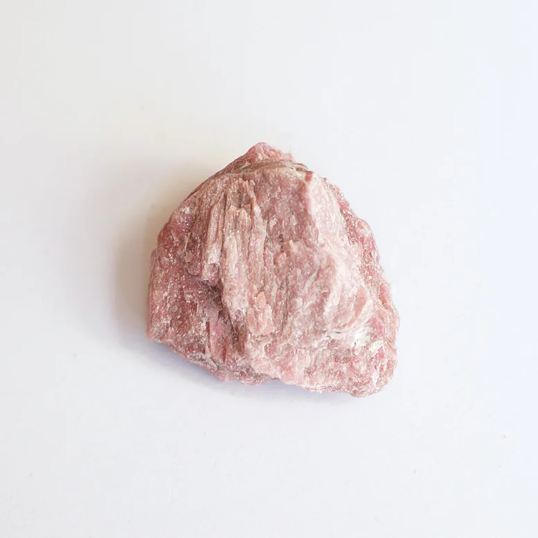 RODONIT surový, minerál, který přináší klid a citovou rovnováhu. Otevírá srdce, podporuje schopnost milovat a odpouštět