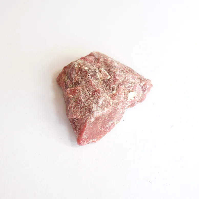 RODONIT surový, minerál, který vnáší do života klid a citovou rovnováhu, posiluje schopnost milovat i odpouštět a pomáhá hojit stará citová zranění.
