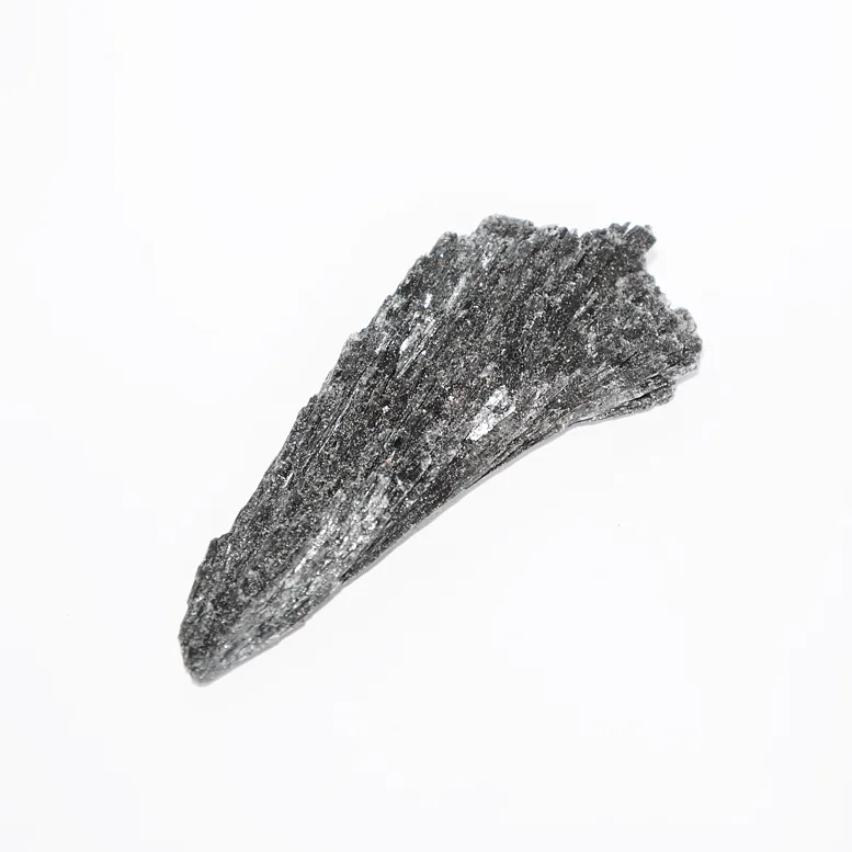 Černý kyanit vějířovitý minerál