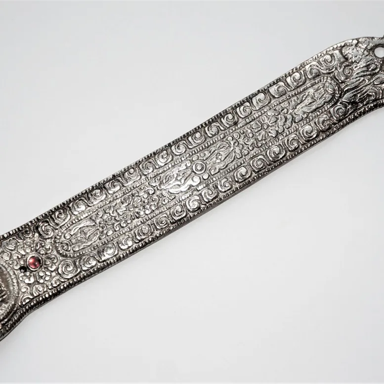 Stojánek kov, lyže, stříbrná patina, drak a buddha  na pálení vonných tyčinek, bezpečný a stabilní držák na tyčinky