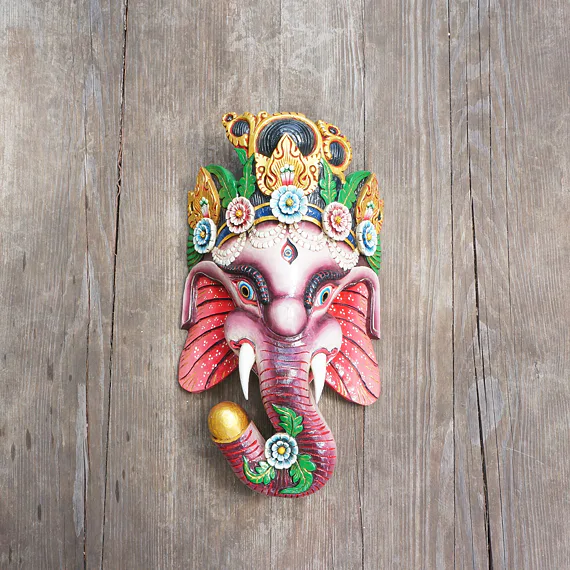 GANESHA dřevěná maska, růžová, symbol požehnání, stability a duchovního vedení, podporuje začátky, přináší do prostoru klid a harmonii 