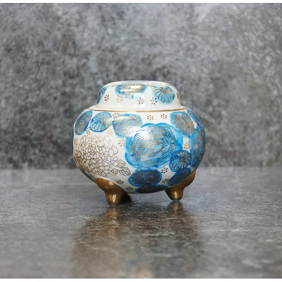KADIDELNICE keramika. Luxusní porcelánová kadidelnice Kutani ‘Imperial Chrysanthemum’ přímo z Kagy, Japonsko. Precizní a tradiční zpracování porcelánu.
