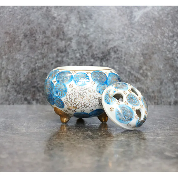 KADIDELNICE keramika. Luxusní porcelánová kadidelnice Kutani ‘Imperial Chrysanthemum’ přímo z Kagy, Japonsko. Precizní a tradiční zpracování porcelánu.