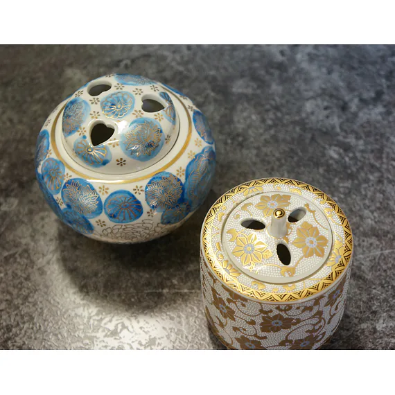 KADIDELNICE keramika. Exkluzivní japonská porcelánová kadidelnice Kutani, motiv Kitachi, přímo z Kagy. Tradice a precizní zpracování.